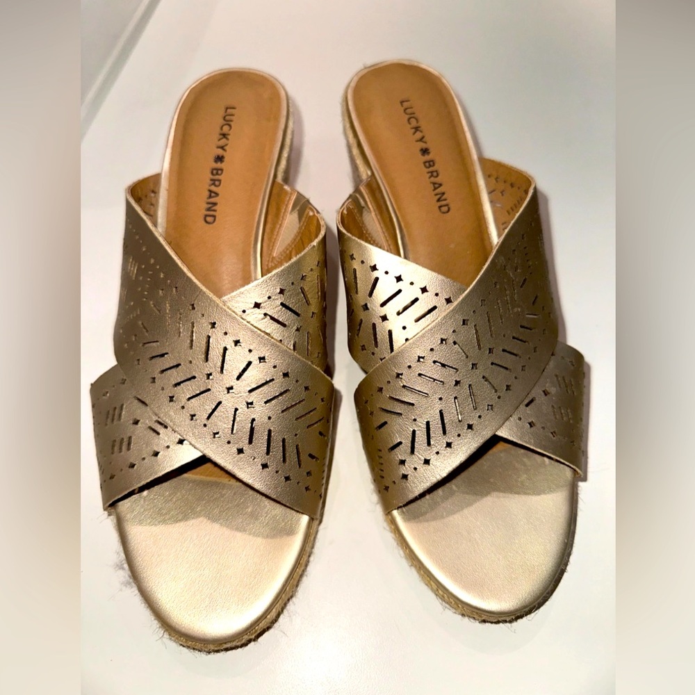 NEW Lucky Brand Womens Keela Gold Perforated Leather Sandals Wedge Shoes sz 9m